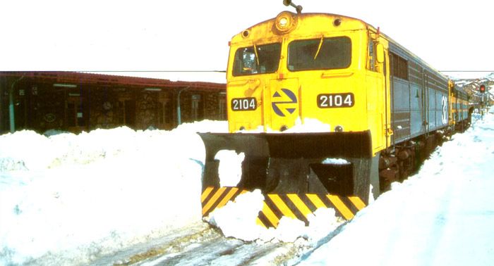 Catorce locomotoras 321 con escudos realizaban tareas de quitanieves en 1997.