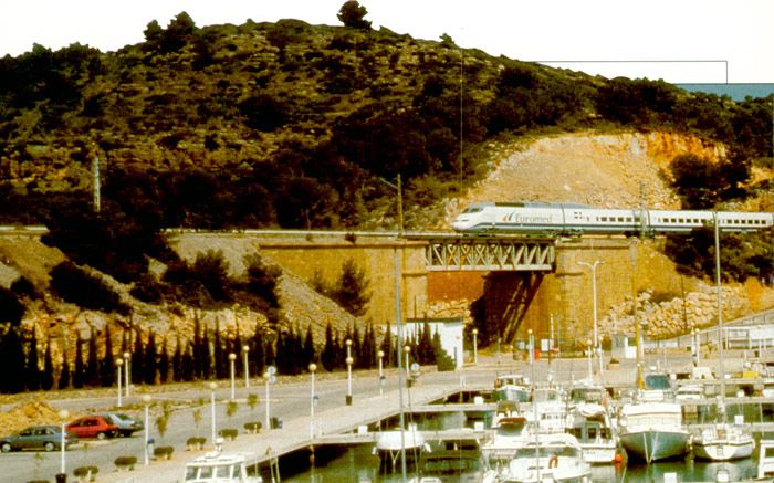 Renfe inaugura en junio de 1997 el servicio Euromed a 220 km/h entre Barcelona y Valencia.