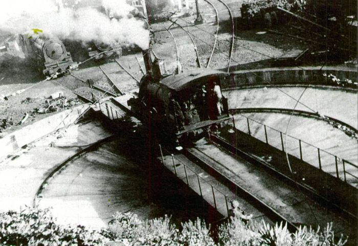 Locomotora Renfe 030-2147 maniobrando sobre puente giratorio en 1954.