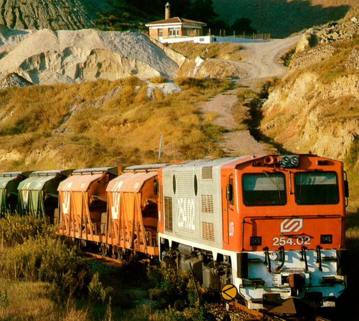 Serie 254, locomotoras de FGC, incorporadas al servicio en 1990. En la imagen remolcan un mercante de sal y potasas.