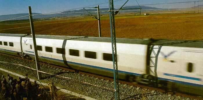 En 1998, entre el kilómetro 105 y 108 de la línea de alta velocidad Madrid a Sevilla, el AVE alcanzó los 351 km/h con un desarrollo español de catenaria de Semi, Cobra y Elecnor.