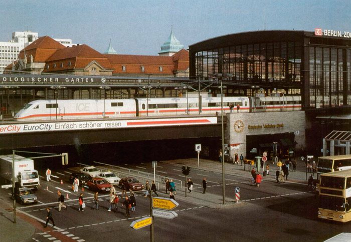 Inaugurada en 1999 en Alemania la línea de alta velocidad Hannover- Berlín. Imagen del tren ICE, cerca del Zoológico de Berlín.