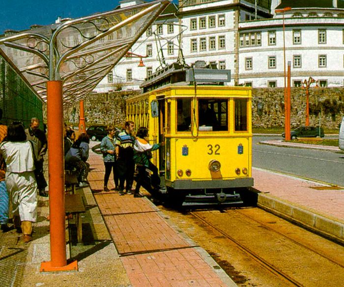 El tranvía turístico de La Coruña amplía su recorrido en 3,5 km en 1999.