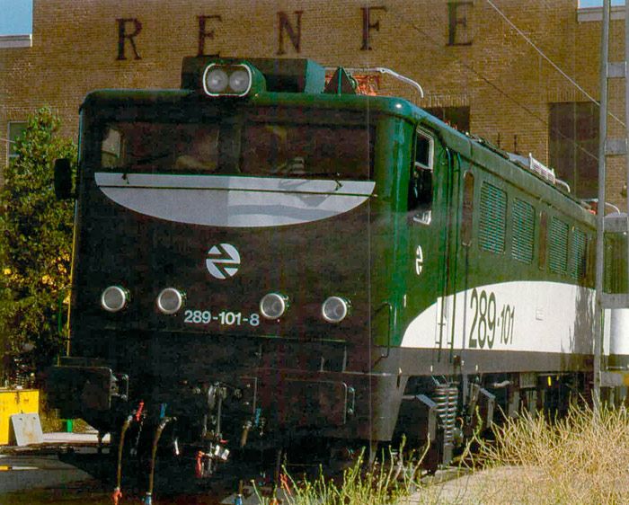Primer prototipo de la serie Tandem, locomotora 289-101, resultado de la unión de dos máquinas de la serie 279 que termina sus pruebas en 1999 en el Taller