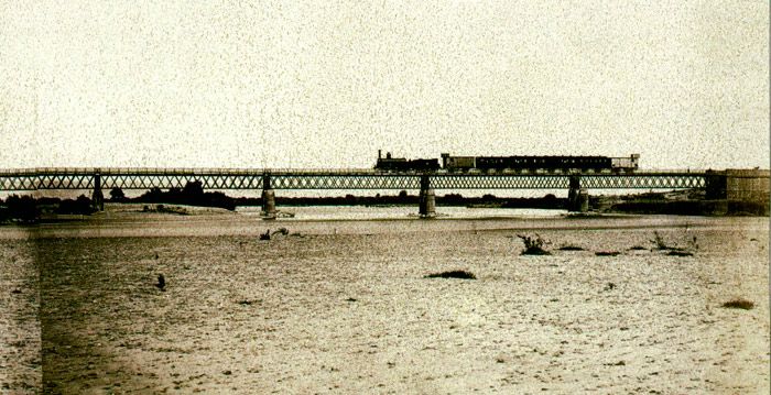 Foto histórica del primitivo puente de hierro sobre el río Ebro en Castejón.