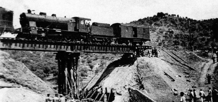 Locomotora 1100 de MZA utilizada en 1938 para hacer la prueba de carga de un puente provisional de la línea de Mérida a Los Rosales.