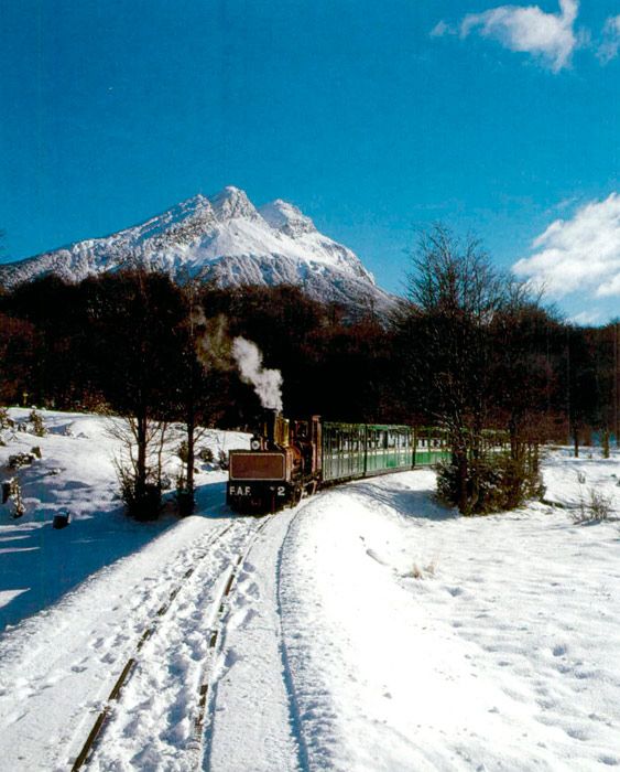 El Tren del Fin del Mundo se adentra en el Parque Nacional de Tierra del Fuego en Argentina.