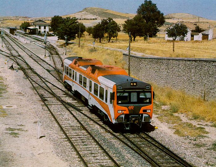 Unidad 596 para servicios regionales en Moreda de la línea Granada-Almería en una imagen de 2000.