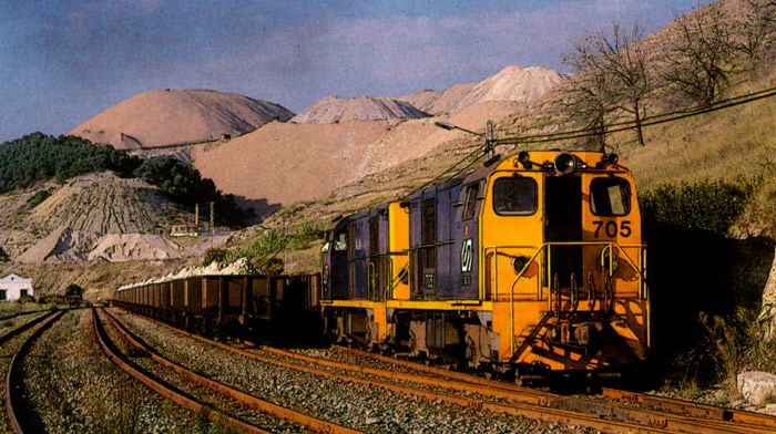 Locomotora de la serie 700 con un tren de vagones de sal de FGC. Imagen tomada en 2003.
