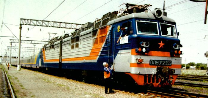 Imagen tomada en 2003 de una locomotora para las composiciones Talgo pintada con los colores que lucirá en Kazajstan.