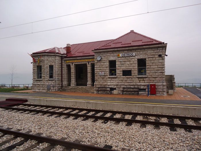 Estación de Ostrog en la línea Podgorica-Niksic.