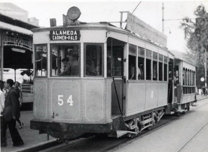 Coche 54 en la parada de la Alameda, con destino a Palo. Fondo Christian Schnabel. Archivo EuskoTren/Museo Vasco del Ferrocarril