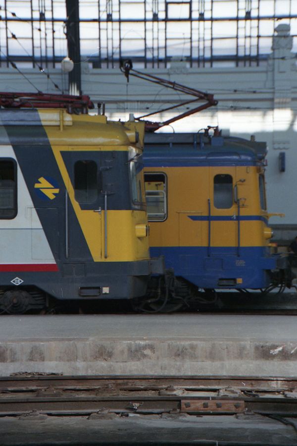 Una 435 y una «seiscientas», fotografiadas en la estación de Valencia. Fotografía de Juanjo Olaizola Elordi