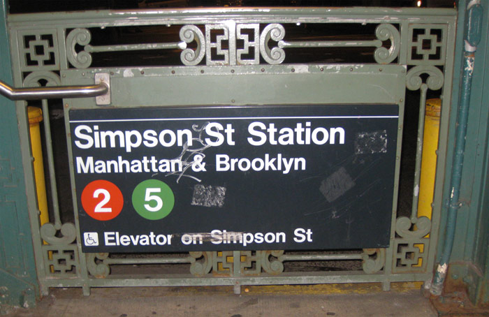 Carteles en la estación de Simpson Street, en el Bronx