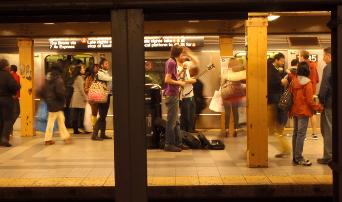 Músicos tocando en los andenes del metro