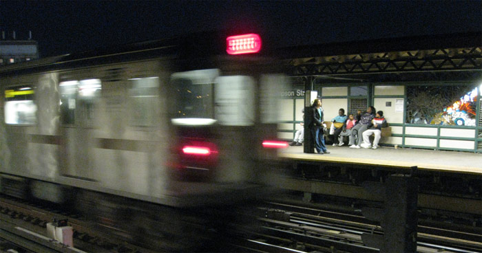 Un tren entrando en la estación de Simpson Street