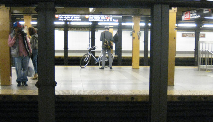Un ciclista en una de las estaciones