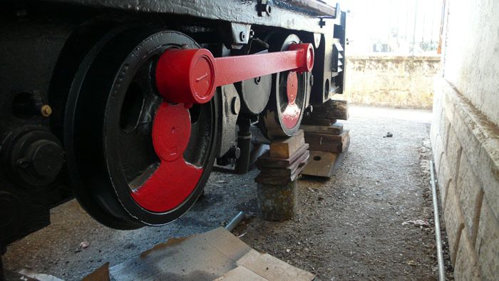 Para preservar las ruedas, la locomotora se encuentra separada del suelo de la cubierta.