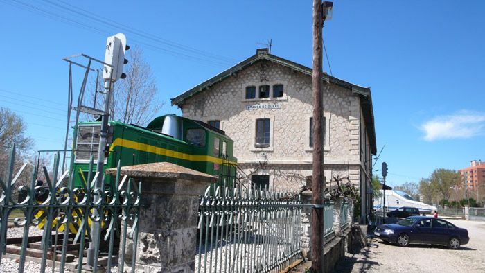 Perspectiva del museo, edificio de viajeros de la terminal Aranda Chelva con el tractor en primer término.