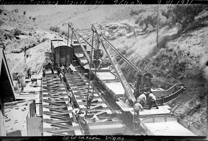 Colocación de vigas en el puente 2º de Llansa, que se encuentra en el p.k. 264/070 de la línea Barcelona-Port Bou. Imagen de 1931. Foto Archivo Histórico Ferroviario