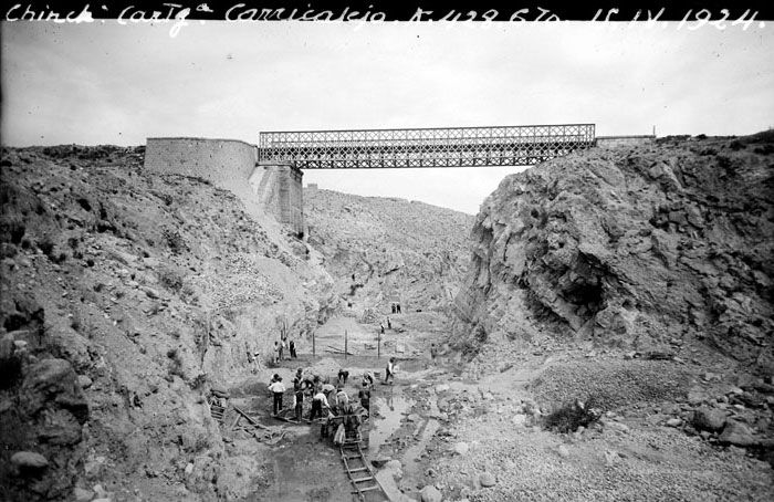 Preparación de la base de la losa de tubos del puente Carricalejo. Se encuentra en el p.k. 428/670 de la línea Chinchilla-Cartagena. Imagen de 1924. Foto Archivo Histórico Ferroviario