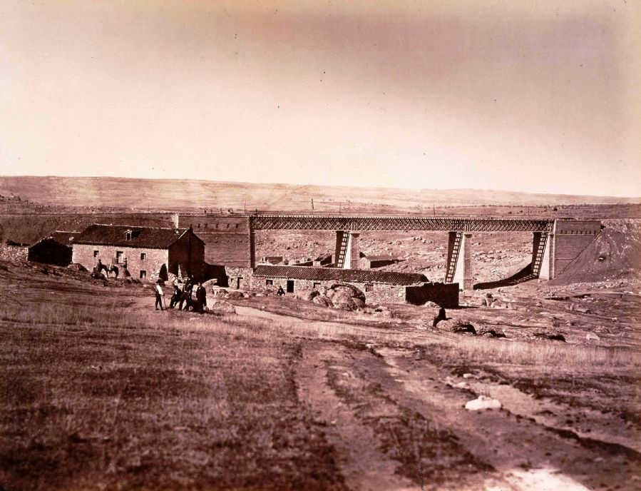 Viaducto de Lagartera, cerca de Navalperal, hoy sustituido por un terraplén. Fotografía de Jean Laurent. Archivo de la Biblioteca Nacional de España. Ministerio de Cultura.