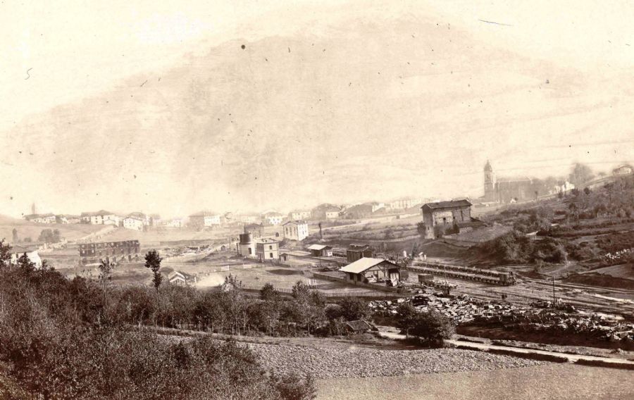 Vista de la estación de Zumárraga en 1864. Fotografía de Jean Laurent. Archivo de la Biblioteca Nacional de España. Ministerio de Cultura.
