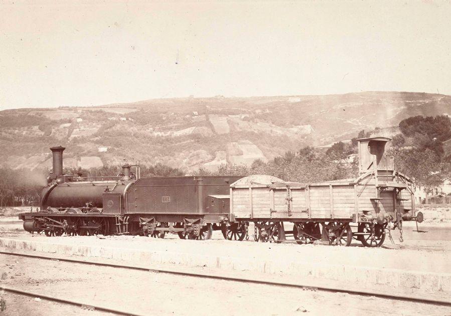 Locomotora de vapor y vagón de mercancías fotografiados en Irún en 1864. Fotografía de Jean Laurent. Archivo de la Biblioteca Nacional de España. Ministerio de Cultura.