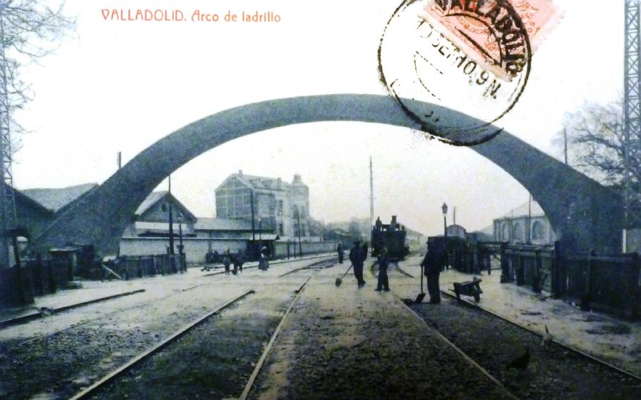 El arco de ladrillo de Valladolid recuerda que en esta ciudad se iniciaron las obras del ferrocarril del Norte. Archivo EuskoTren/Museo Vasco del Ferrocarril