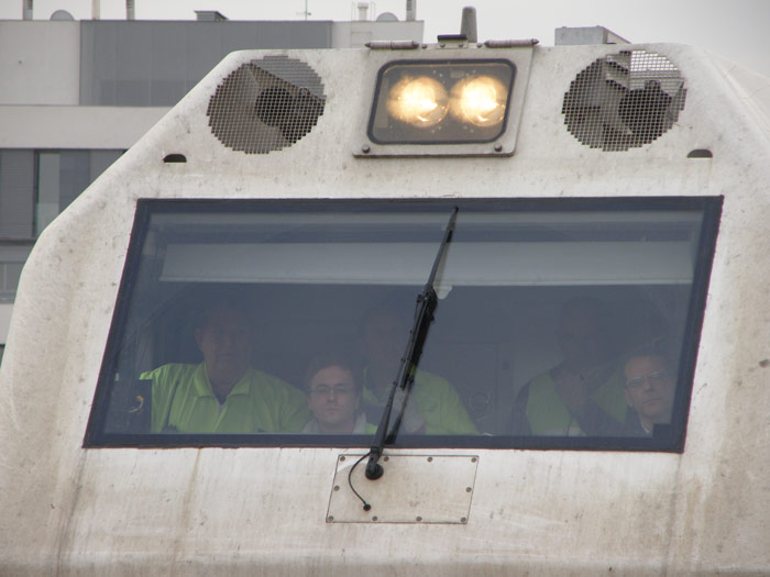 La cabina de la locomotora en esta prueba piloto convoca, además del maquinistas, a varios técnicos que supervisan el proceso