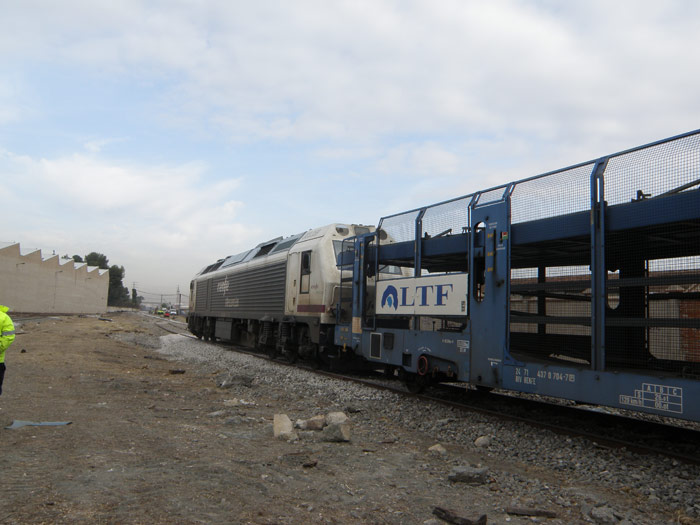 Locomotoras y plataformas dispuestos para la primera maniobra en la playa de vías