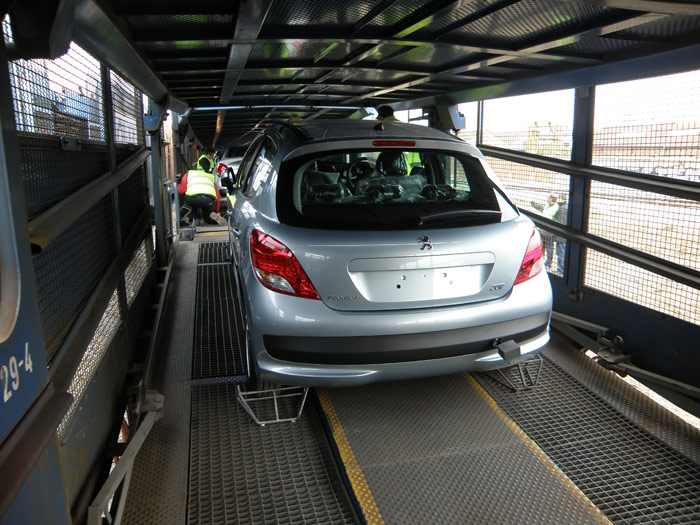 El coche es estacionado y calzado con uno de los dos tipos de anclajes que disponen estos vagones