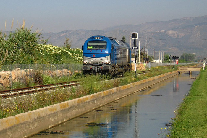 La locomotora en el tramo paralelo al cauce del R�o Seco. Foto Fernando Monroy