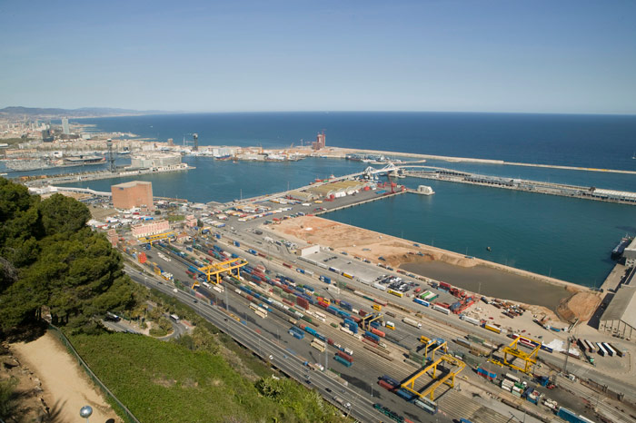 Vista completa de la terminal de Adif de Morrot, aneja al puerto de Barcelona