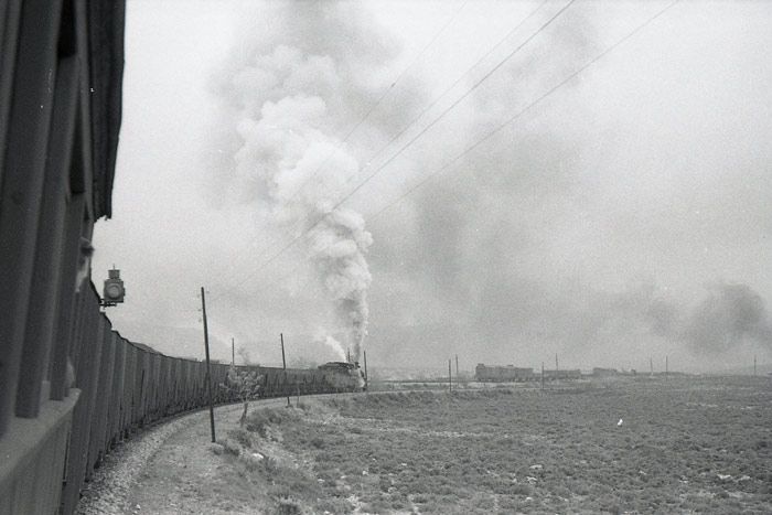 Durante parte del trayecto, el tren de Sierra Menera circuló en paralelo al de Renfe. 6 de abril de 1961. 