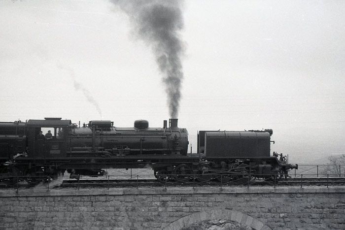Locomotora Garrat de Renfe fotografiada en marcha desde el coche salón de Sierra Menera. 6 de abril de 1961. 