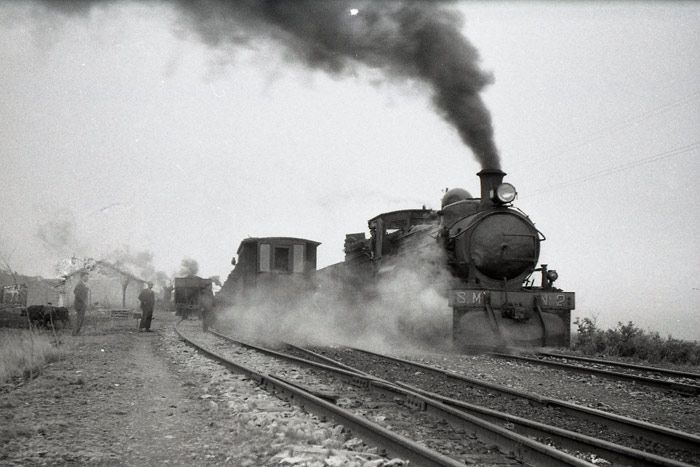 Cruce del tren en el que viajaban nuestros protagonistas con un descendente remolcado por la locomotora Nº 2. 6 de abril de 1961. 