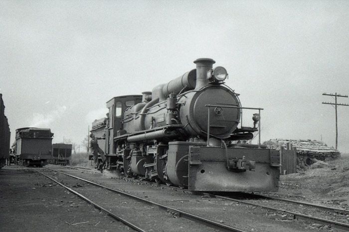 Maniobra de la locomotora Mallet para pasar a encabezar el tren de nuestros protagonistas. 6 de abril de 1961. 