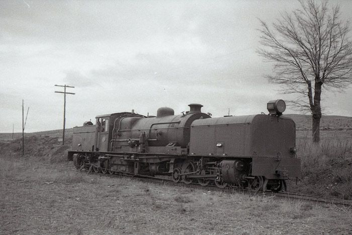 Vista de la locomotora articulada, sistema Garrat, que completó la doble tracción entre Puerto Escandón y Ojos Negros. 6 de abril de 1961. 
