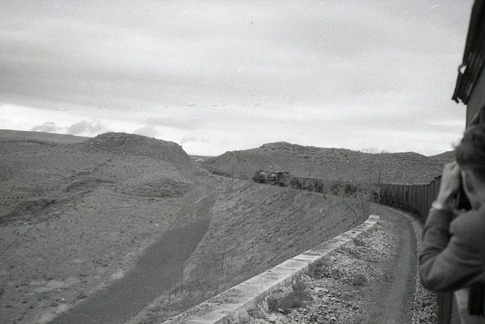 El compañero de Trevor Rowe aprovechó una curva para fotografíar la espectacular doble tracción a su salida del Puerto Escandón. 6 de abril de 1961.