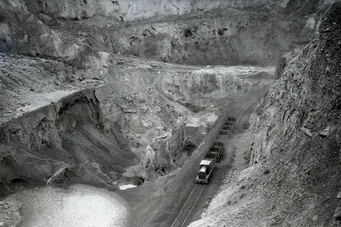 Tren de minero, remolcado por un tractor diesel de fabricación británica. 7 de abril de 1961. 