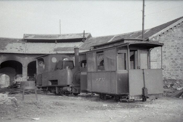 Pequeño coche de viajeros del ferrocarril de 60 centímetros de ancho de vía a las minas de Utrillas, hoy felizmente recuperado para el tren turístico de esta localidad turolense. 8 de abril de 1961. 