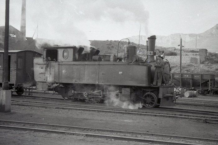 La locomotora de vía métrica Nº 7, maniobra en Río Martín. 8 de abril de 1961. 