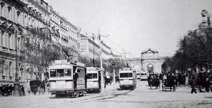 Tranvías frente a la puerta de Alcalá a principios del siglo XX.