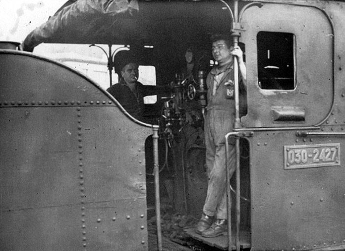 Maquinista y fogonero de Fábrica de Mieres de la 030-2427 “Méndez Núñez”, una de las de esta serie adquiridas en 1965 por esta empresa asturiana para maniobras en sus instalaciones. Archivo Museo del Ferrocarril de Asturias.