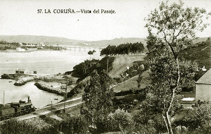 Una locomotora no identificada de la serie en las cercanías de La Coruña, h. 1920. Postal Comercial.