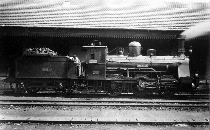 Maniobras estacion Oviedo FFS: Locomotora “Recalde” del Norte, maniobrando en la estación de Oviedo, h. 1930. Cortesía: Fernando Fernández Sanz. 