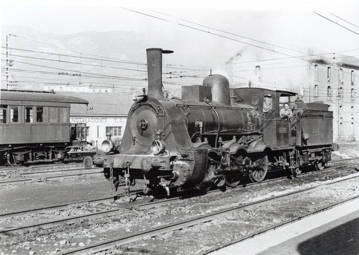 La Varela de Montes atraviesa un paso a nivel en el casco urbano de Mieres arrastrando un tren de carbón de Fábrica de Mieres. 1968. Foto: F. Llauradó.